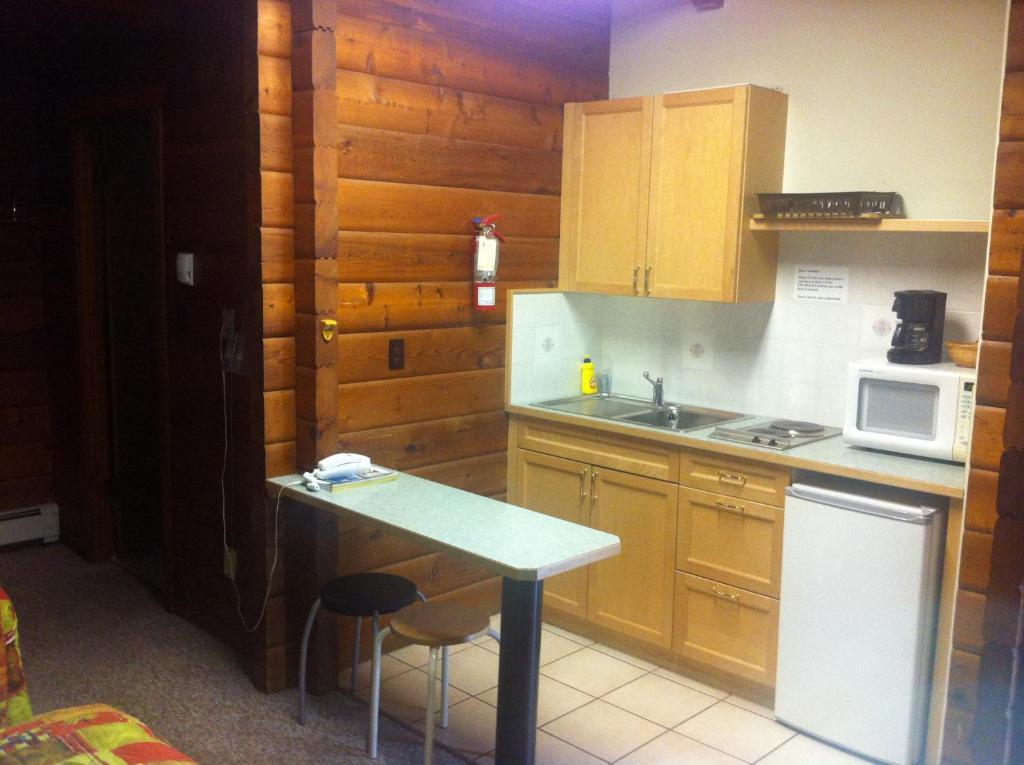 Raccoon Lodge Motel Sylvan Lake Zimmer foto